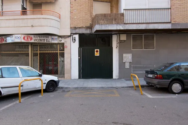 Plaza de garaje en camino de Ronda, junto Gimnasio Yo10 — 10