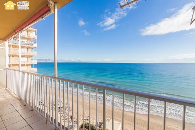 Apartamento en venta en primera línea de playa en Los Arenal