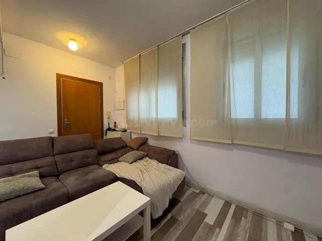 REFORMADO Y CON ENTRADA INDEPENDIENTE EN LES CORTS — 4