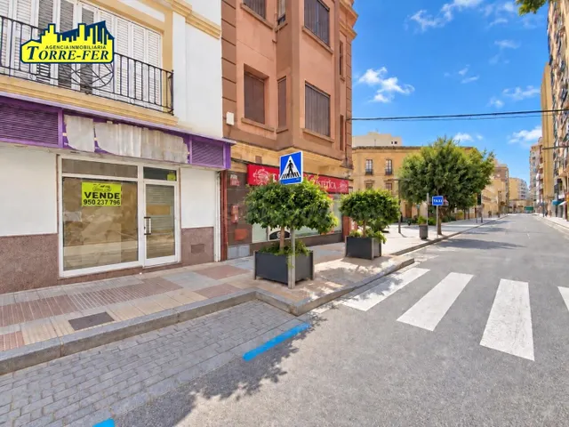 LOCAL COMERCIAL EN CALLE ALCALDE MUÑOZ, JUNTO A PLAZA SANTA  - foto 2