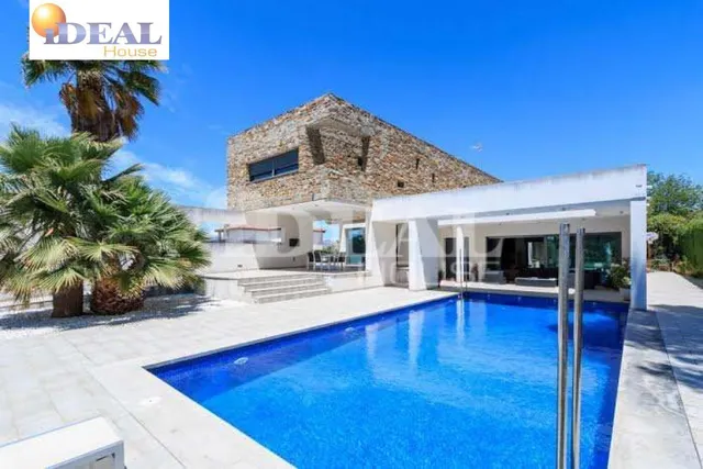 Ref.: A8488G7. Increible chalet de lujo y diseño, parcela 1500 m2,  piscina propia, pista de padel. — 44