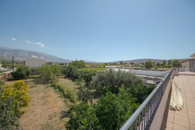 GRAN PARCELA CON VIVIENDA UNIFAMILIAR, 3 APARTAMENTOS, PISCINA Y VISTAS PANORÁMICAS EN PADUL (GRANADA) — 1.430 m2 DE TERRENO — 49
