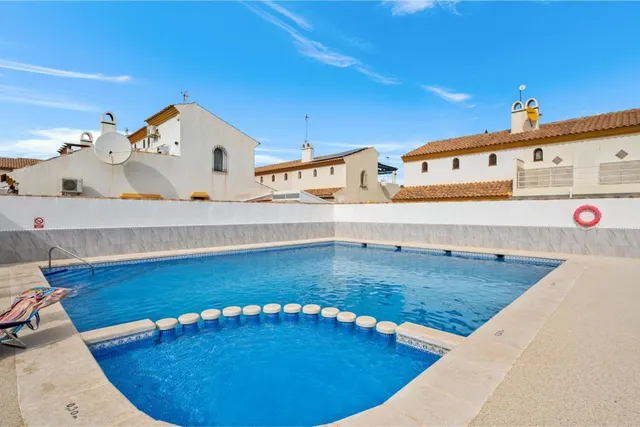 Casa adosada soleada con amplias terrazas en La Zenia - foto 4