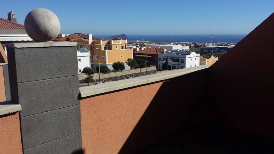 Adosado 167 m2 con vistas al mar 3 habitaciones y garaje cerrado en urbanizacion de calidad.