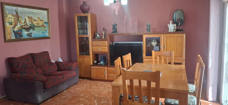PISO DE TRES DORMITORIOS Y DOS BAÑOS A 300 METROS DE LA PLAYA