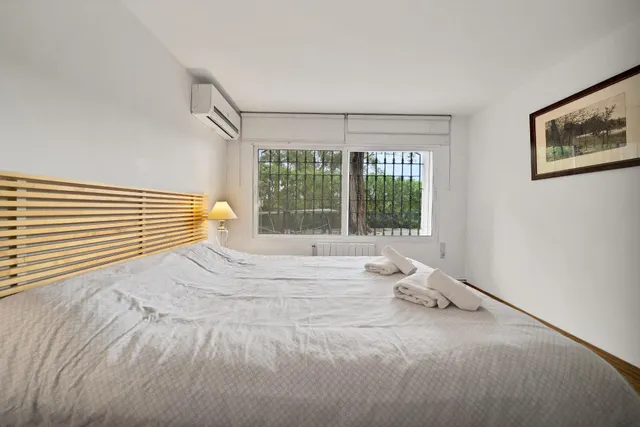 Alquiler larga temporada - Villa Privada con Piscina y Amplio Jardín en Cerrado de Elviria, Marbella — 33