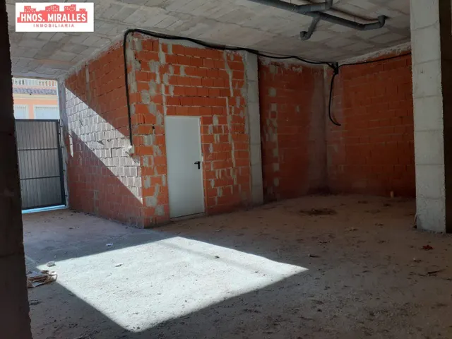 LOCAL EN BRUTO EN LOS MONTESINOS — 3