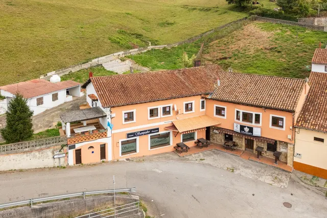 Casa tradicional con tres viviendas y antiguo local hostelero en arroes, Villaviciosa — 2