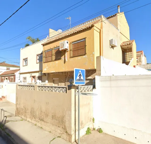 Casa adosada de 4 dormitorios con terraza para reformar en Algeciras — 5
