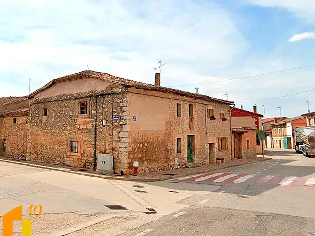 Casa en Arcos de la Llana para Reformar — 7