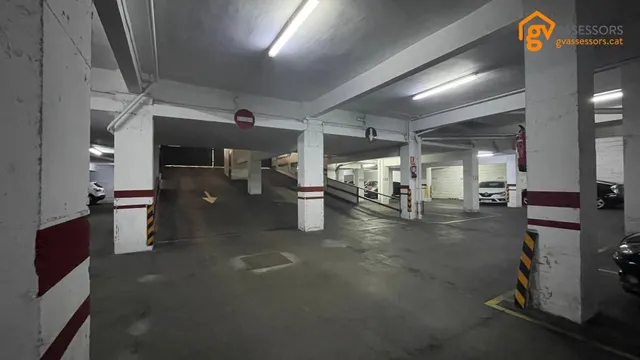 PLAZA DE PARKING PARA COCHE PEQUEÑO O 2 MOTOS - foto 5
