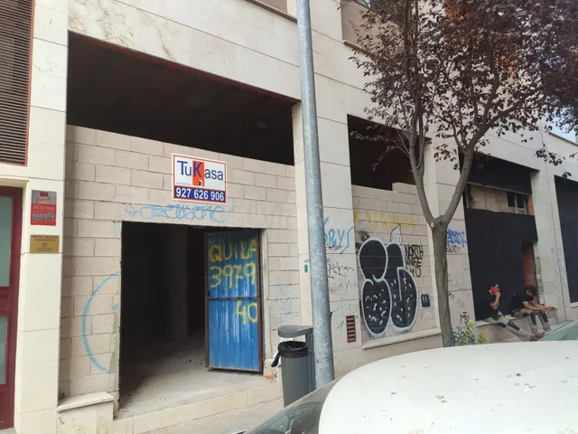 Gran Local comercial en bruto o semiacondicionado!!