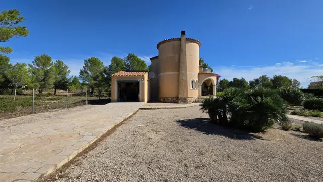 Chalet con piscina, gran parcela y licencia turística — 48