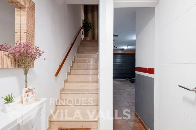 Casa esquinera con jardín privado y estilo inigualable — 8