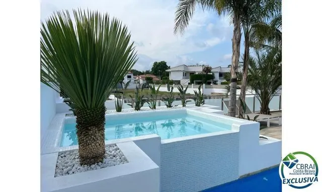 Empuriabrava preciosa casa moderna amb piscina i amarri prop - foto 3