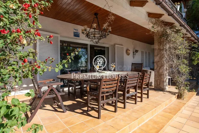 Casa independiente con piscina y jardín en Vallpineda — 2