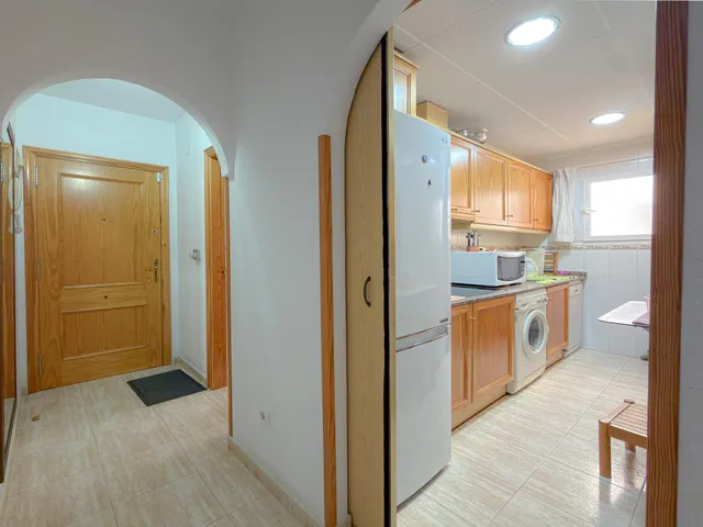 Centro! Estupendo apartamento con 2 dormitorios y 2 baños + Terraza con vistas laterales al mar + Piscina comunitaria — 8