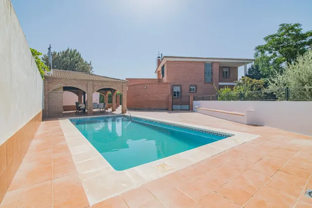 ¡Oportunidad Única! Se Vende Magnífica Casa en Esquina con Amplia Parcela — 42