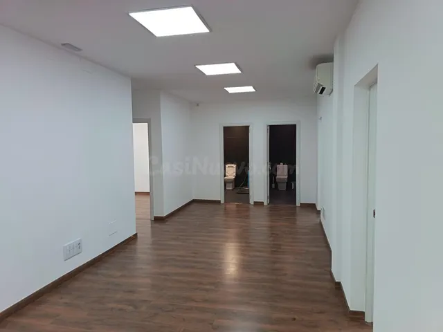 Amplia oficina de 185 m2 con 8 despachos en pleno centro de  - foto 2