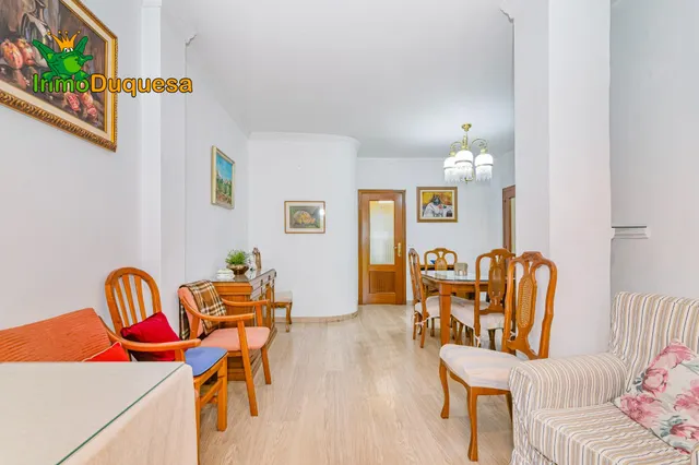 Piso de 4 dorm. con ascensor y Plaza de aparcamiento. Avda. de Madrid. — 13