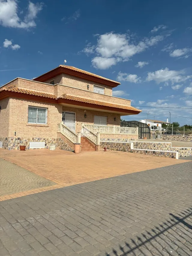 SE VENDE ESPECTACULAR CHALET EN PINOSO. — 21