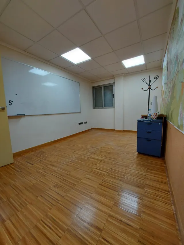 SE VENDE O ALQUILA LOCAL DE OFICINAS Y DESPACHOS EN BENIAJAN — 28