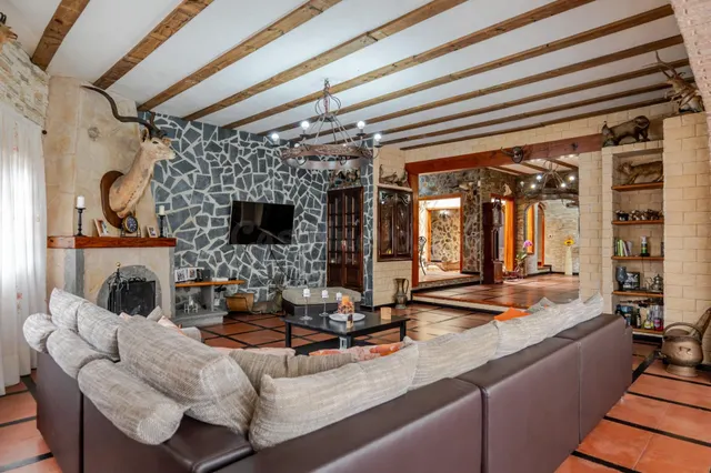 Finca de 20.000 m2 con vivienda principal, apartamento independiente y espacio para toda la familia — 8