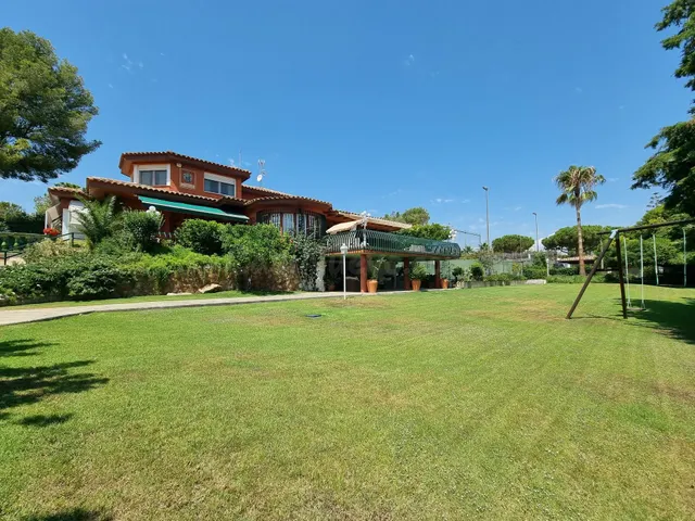 Chalet con patio, piscina, jardin, tenis, porche ,bodega y g