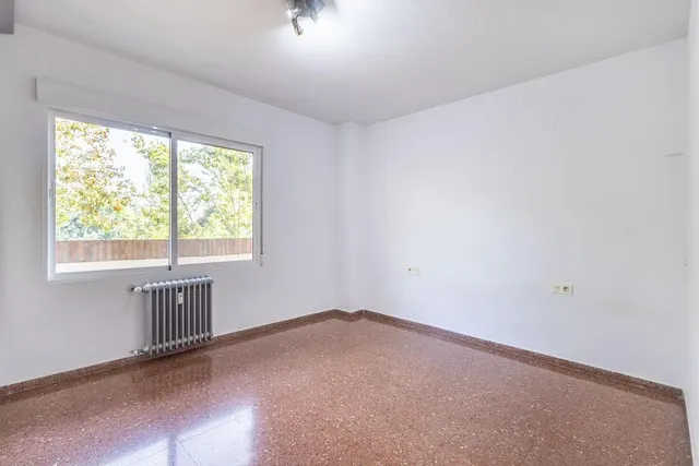 Piso con plaza de garaje cerrada junto a La Inmaculada, frente al río Genil. — 14