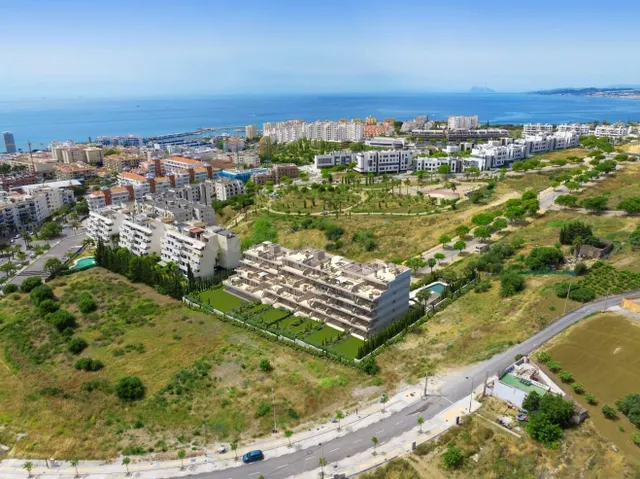 Ático con solarium. 3 dormitorios y 2 baños. Estepona
