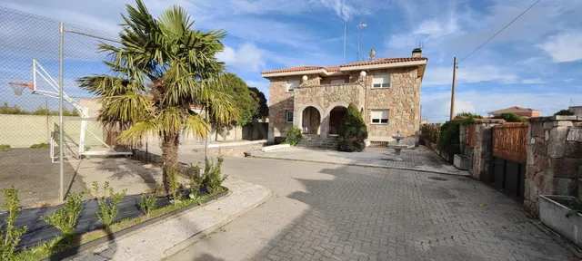 CHALET EN VENTA CALZADA DE VALDUNCIEL. Urbis te ofrece un ch