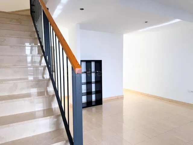 Casa adosada de 3 dormitorios con patio, terraza y dos plaza - foto 2