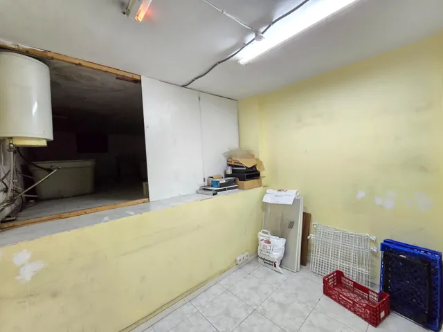 Amplio local de 176 m2 en zona comercial por excelencia situado en Av. Francesc Macià — 13