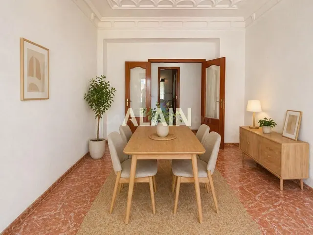 Vivienda amplia con techos emblemáticos y gran potencial en  - foto 2