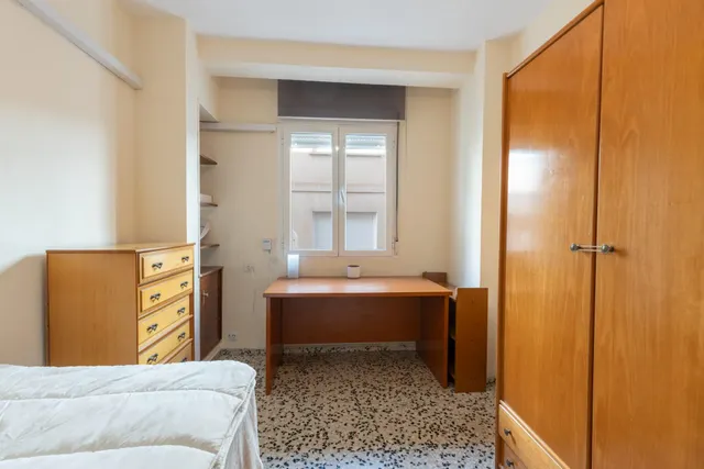 Piso de 3 dormitorios en calle milán, zaidín | muy luminoso y con gran potencial — 10