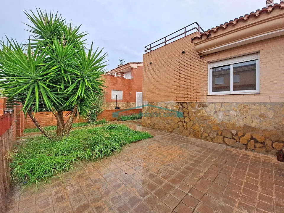 Chalet con jardín, 4 dormitorios y sótano independiente en Alfara de la Baronía