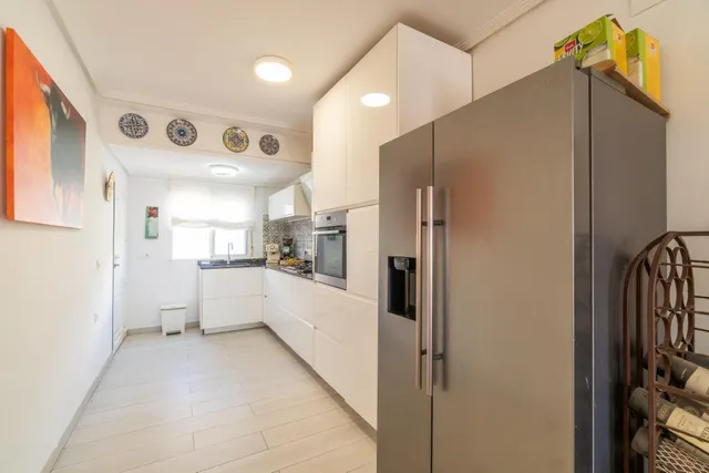 Maravilloso chalet pareado (aprox. 130 m2 + terrazas y garaje) con 4 dormitorios y 2 baños. Amplia parcela privada (516 m2) con jardín y gran piscina. — 22
