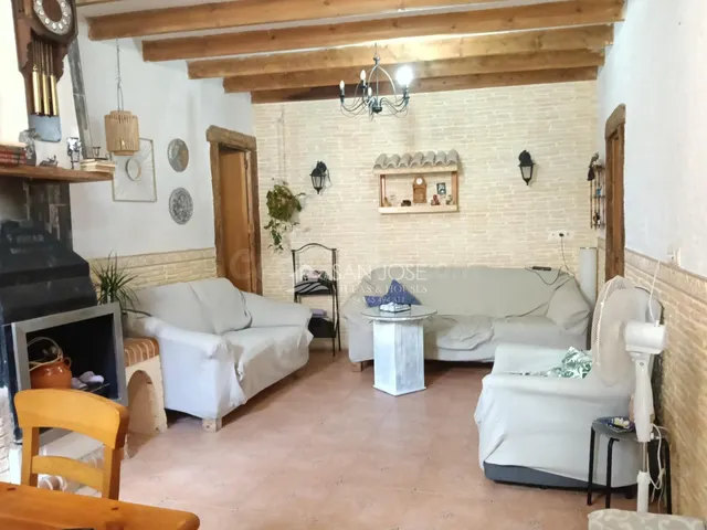 SE VENDE CASA PARA ENTRAR A VIVIR EN EL CENTRO DE ASPE - foto 3