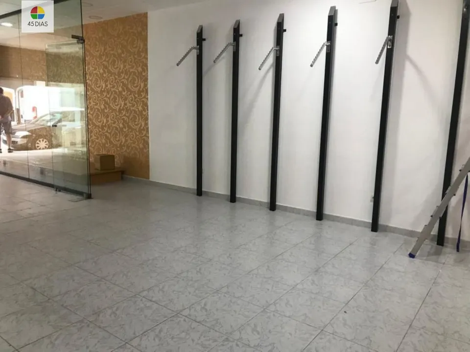 Local en Ripollet de 80 m2, con escaparate y persiana eléctrica