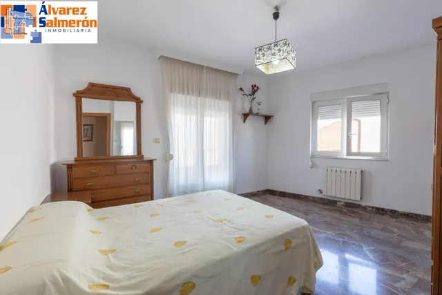 Casa en esquina en venta en Las Gabias — 38