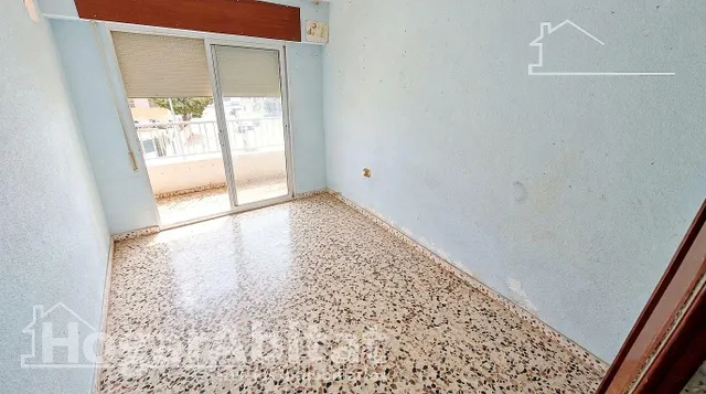 ¡Oportunidad cerca del mar! Acogedor para reformar en residencial con balcón, piscina y dos garajes — 8