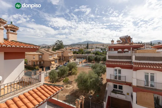 ADOSADA CON 4 DORMITORIOS, AMPLIAS TERRAZAS Y VISTAS A GRANADA Y SIERRA NEVADA — 42