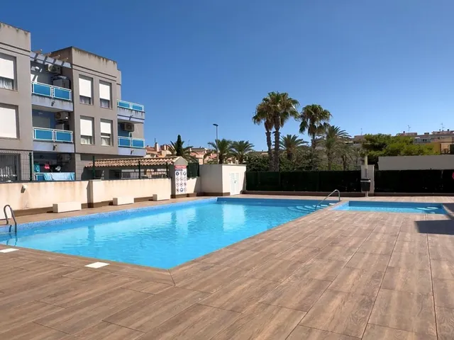 Apartamento céntrico, luminoso, y elegantemente reformado (1.ª planta). Balcón con orientación este, piscina comunitaria y a solo 800 m de Playa del Cura. — 28