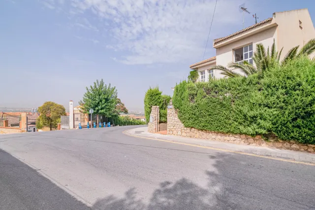 Chalet independiente en esquina en una zona muy buena de Hué - foto 4