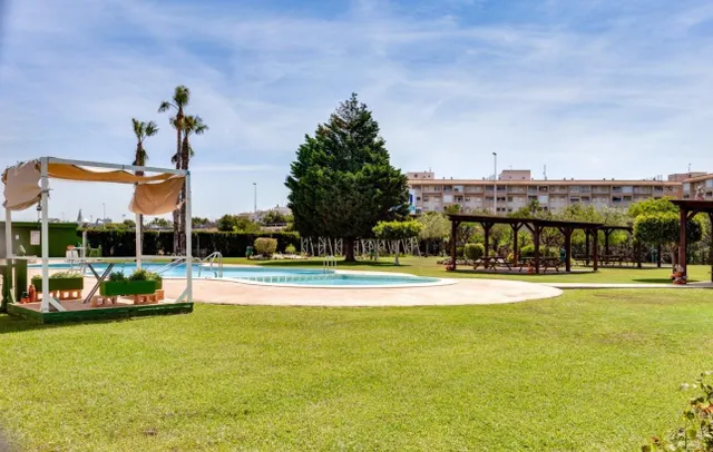 Espectacular bungalow reformado, con amplia terraza y parking para coche dentro de la parcela, en urbanización exclusiva con piscina comunitaria — 11