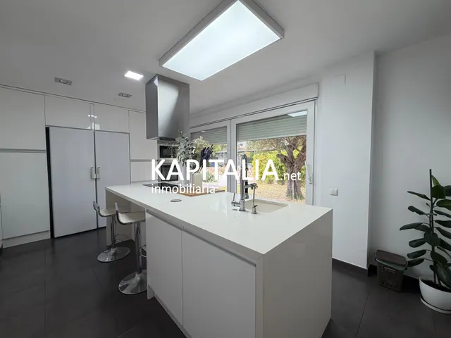 ESPECTACULAR CHALET DE DISEÑO EN URBANIZACIÓN CON PISCINA. — 22
