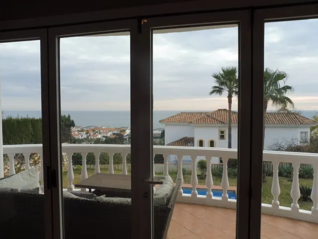 Villa 6 dormitorios con vistas al mar en La Cala de Mijas — 17