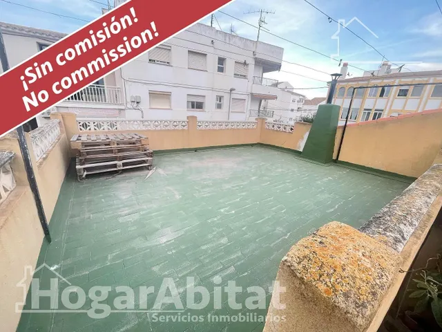 ¡OPORTUNIDAD DE INVERSIÓN! CHALET CON TERRAZA Y PARCELA, EN 