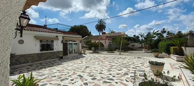 Imponente Chalet en La Hoya con Piscina y Amplios Jardines — 8