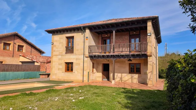 Chalet con piscina, gran parcela y excelente ubicación junto